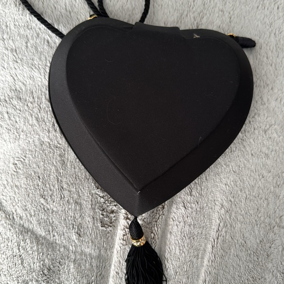 Black heart shape purse - Picture 2 of 4